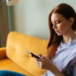 SMS od kuriera albo banku? Nie daj się złapać w pułapkę oszustów