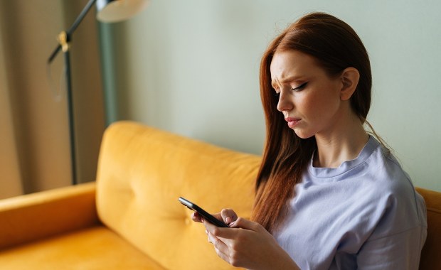 SMS od kuriera albo banku? Nie daj się złapać w pułapkę oszustów