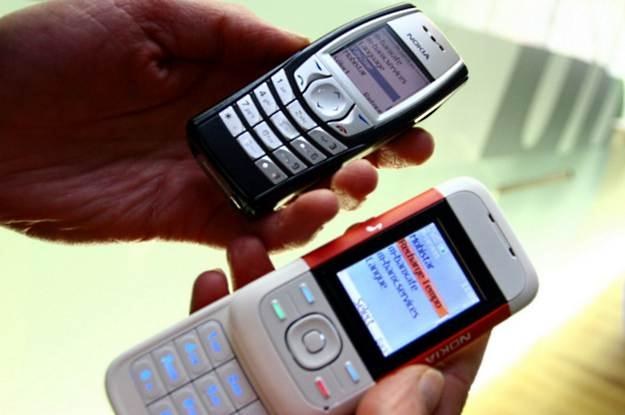 SMS-owe konkursy stały się zmorą dla wielu Polaków /AFP