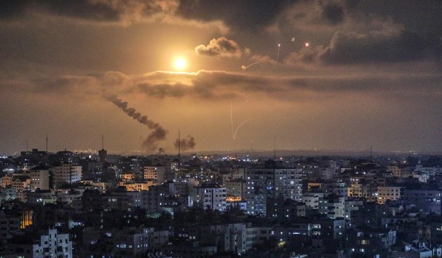 Smugi dymu po tym jak izraelski system obrony powietrznej Żelazna Kopuła przechwycił rakietę wystrzeloną ze Strefy Gazy. /MOHAMMED SABER  /PAP/EPA