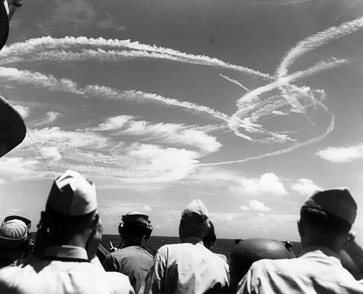 Smugi kondensacyjne powstałe w pobliżu Filipin podczas bitwy 19 czerwca 1944 roku. Smugi utrzymywały się na niebie przez prawie 10 godzin /Getty Images/Flash Press Media