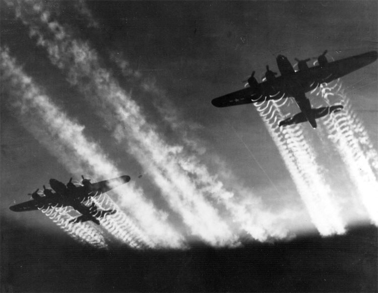 Smugi kondensacyjne pozostawiane przez bombowce B-17. Widoczne również smugi tworzone przez śmigła /Getty Images/Flash Press Media