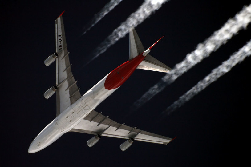 Smugi kondensacyjne za silnikami Boeinga 747 /Wikimedia Commons /INTERIA.PL/materiały prasowe