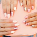 Smukłe i piękne palce dzięki manicure? To możliwe, ale musisz wybrać odpowiedni kształt