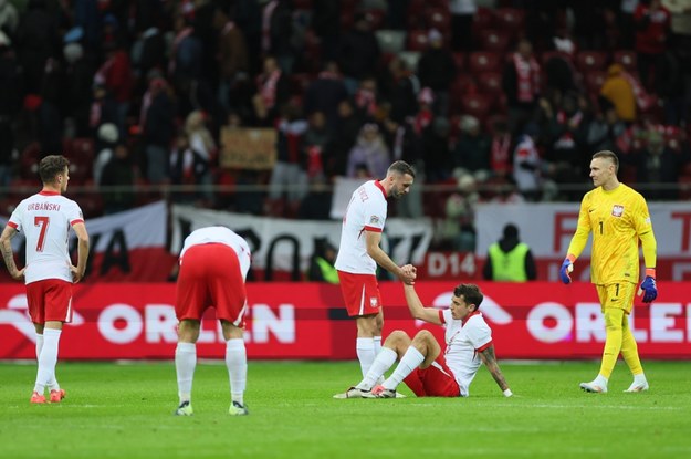 Smutek zawodników reprezentacji Polski po przegranym meczu /Leszek Szymański /PAP