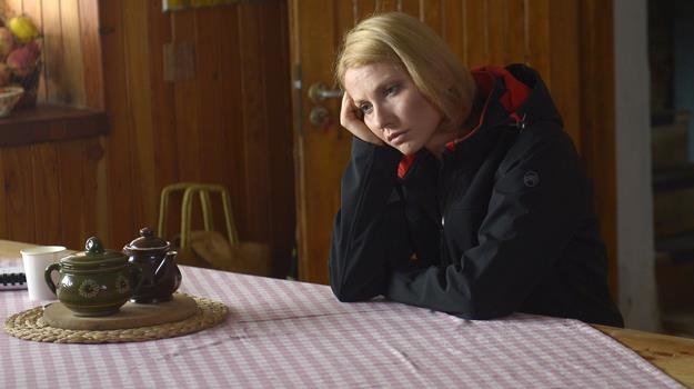 Smutna i zdołowana? Joanna Moro na planie serialu "Blondynka" / fot. Gałązka /AKPA
