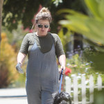 Smutna Kelly Clarkson na spacerze z psem