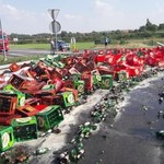 Smutny widok dla piwoszy. Setki butelek rozbiły się na drodze