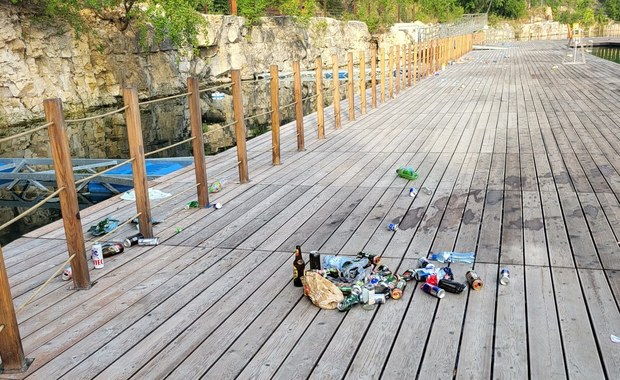 Smutny widok. Nowo otwarty Park Zakrzówek w Krakowie pełen śmieci 