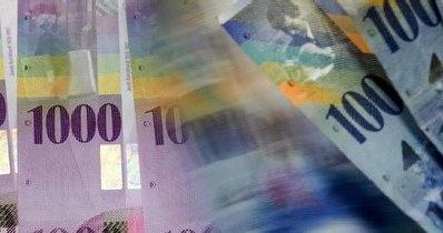SNB zapewnił, że zamierza zdecydowanie przeciwdziałać umacnianiu się franka wobec euro. /AFP