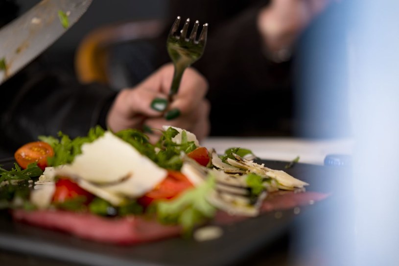 Sneating to nic innego jak naciąganie drugiej osoby na koszty związane z posiłkiem w restauracji /pexels.com