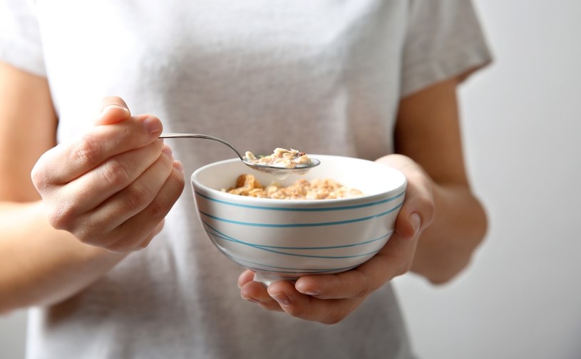 Śniadania nie jedz zbyt późno - tak zmniejszysz ryzyko rozwoju cukrzycy /123RF/PICSEL