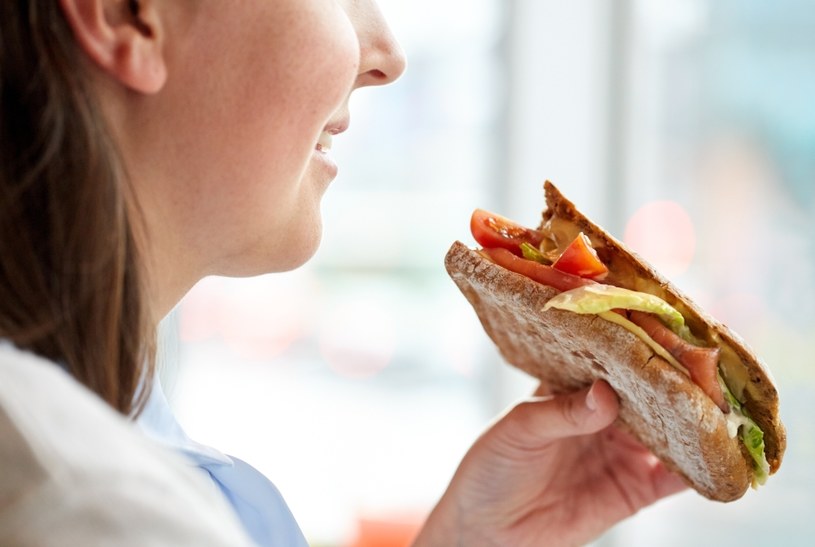 Śniadania nie wolno pomijać, a kolacji nie należy jeść zbyt późno - to ważne dla metabolizmu /123RF/PICSEL