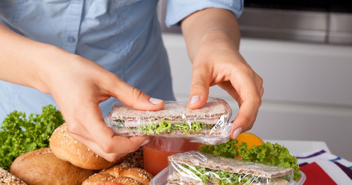 Śniadanie powinniśmy jeść między 7:00 a 10:00 /123RF/PICSEL