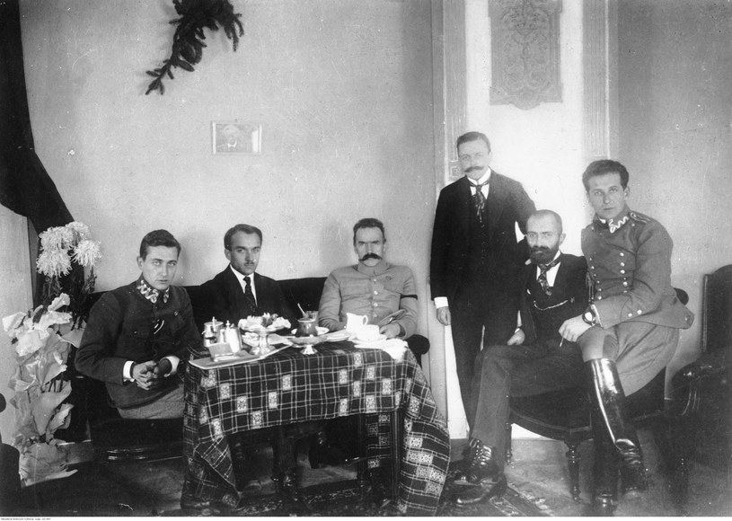 Śniadanie u Józefa Piłsudskiego w hotelu w Warszawie. Michał Sokolnicki stoi. Zdjęcie z 1916 roku /Z archiwum Narodowego Archiwum Cyfrowego