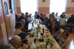 Śniadanie wielkanocne dla potrzebujących zorganizowane przez Caritas w Gnieźnie