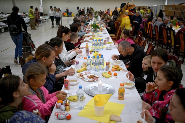 Śniadanie wielkanocne dla uchodźców z Ukrainy w Centrum Pomocy Humanitarnej w Przemyślu /Darek Delmanowicz /PAP