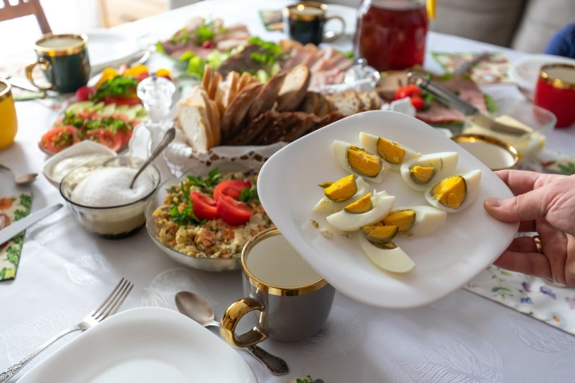 Śniadanie wielkanocne. Jakie potrawy i o której je zjeść? Są ścisłe zasady