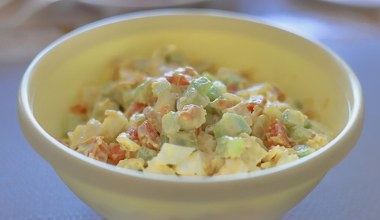 Śniadaniowa sałatka pełna białka i zdrowych tłuszczów. To tylko kilka składników