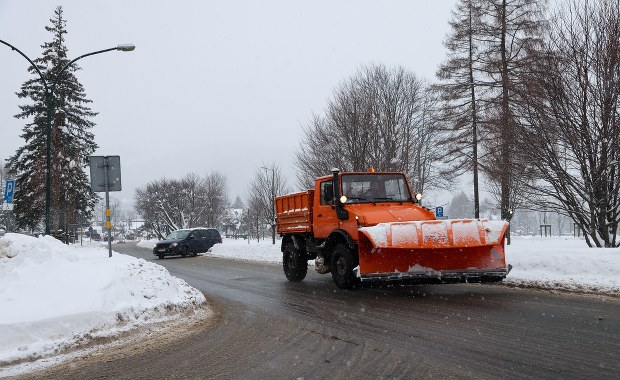 Śnieg, błoto pośniegowe, lód. Trudne warunki na drogach [ZAPIS RELACJI]