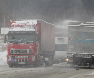 Śnieg i lód spadł z ciężarówki na samochód. Jaki mandat i kto odpowiada za szkodę?