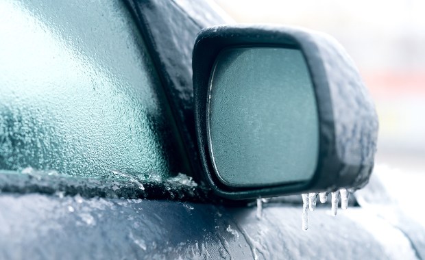 Śnieg i marznący deszcz. Trudne warunki na wielu drogach