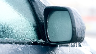 Śnieg i marznący deszcz. Trudne warunki na wielu drogach