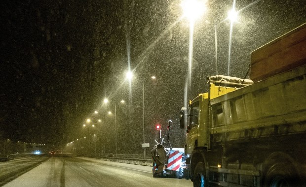 Śnieg i oblodzenie. Trudne warunki na drogach wielu regionach