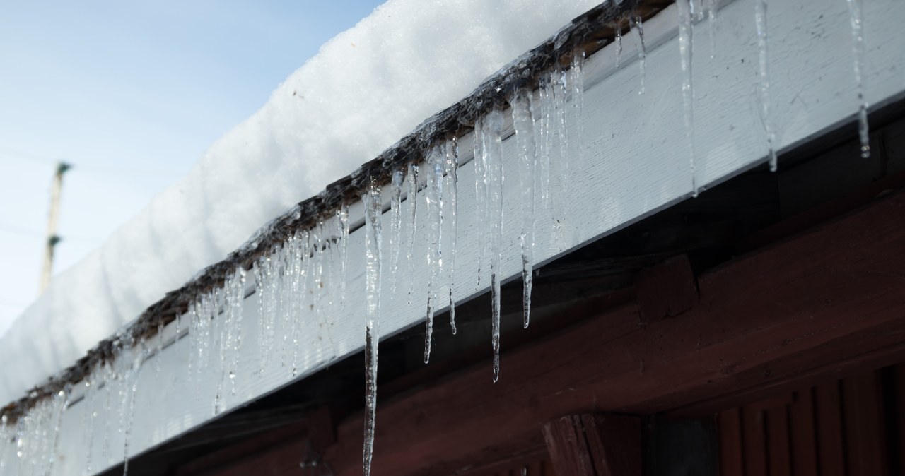 ​Śnieg i sople na dachu. Sprawdź, czy musisz je usuwać /123RF/PICSEL
