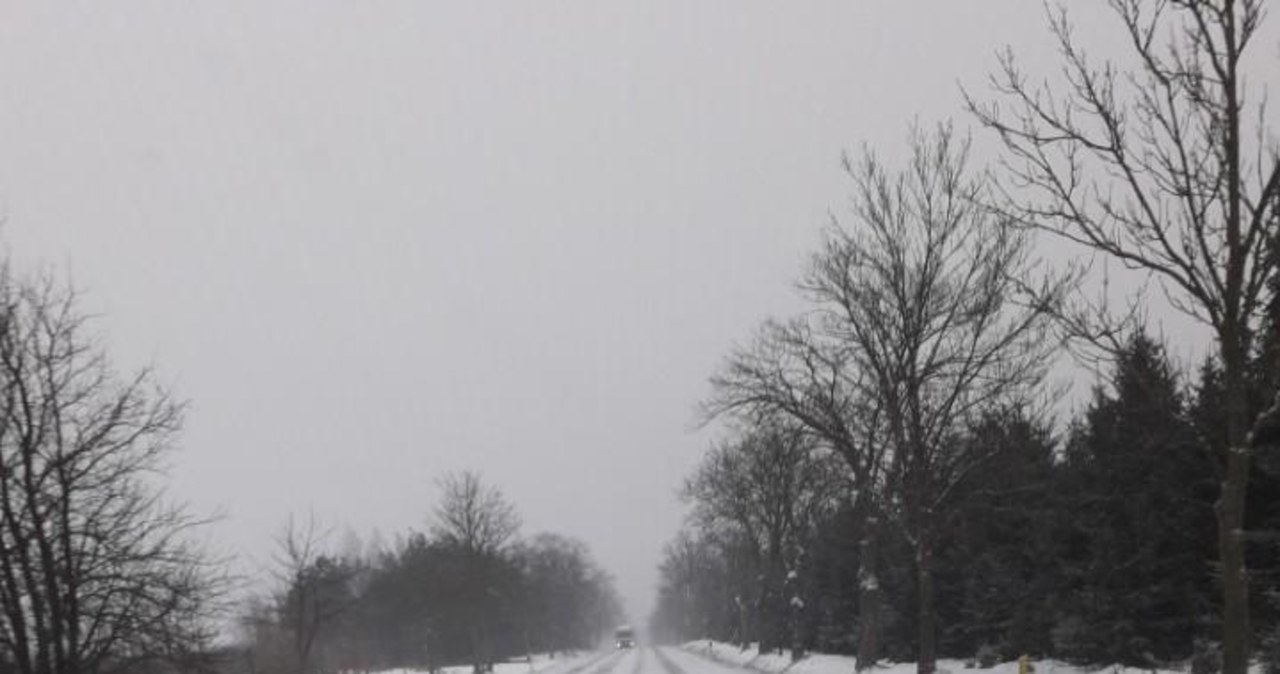 Śnieg, mgła, mróz. Bardzo trudny poranek na polskich drogach 