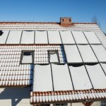 Śnieg na fotowoltaice. Czy trzeba odśnieżać panele na dachu?