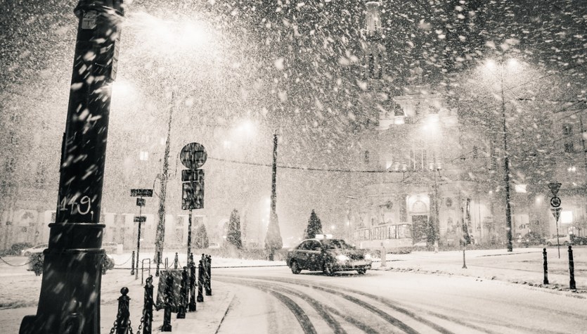 Śnieg nad Warszawą. Alert RCB, wzmożenie na drogach, brak ciepła na Pradze