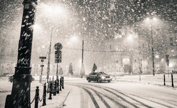 Śnieg nad Warszawą. Alert RCB, wzmożenie na drogach, brak ciepła na Pradze