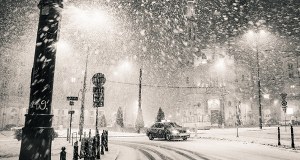 Śnieg nad Warszawą. Alert RCB, wzmożenie na drogach, brak ciepła na Pradze