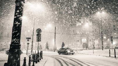 Śnieg nad Warszawą. Alert RCB, wzmożenie na drogach, brak ciepła na Pradze