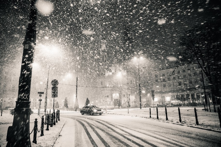 Śnieg nad Warszawą. Alert RCB, wzmożenie na drogach, brak ciepła na Pradze