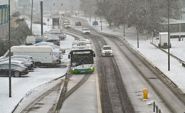 Śnieg, oblodzenie, niebezpieczne warunki na drogach. Gdzie jest najgorzej?