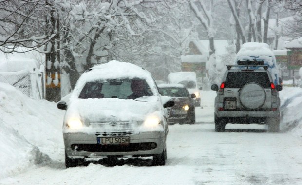 Śnieg paraliżuje ruch, górskie schroniska odcięte od świata 