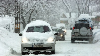 Śnieg paraliżuje ruch, górskie schroniska odcięte od świata 