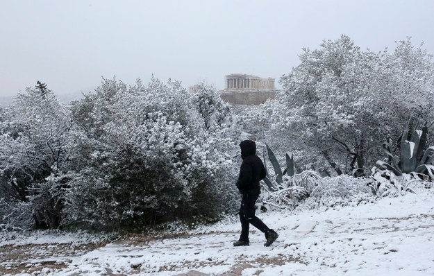 Śnieg pojawił się w Atenach /KOSTAS TSIRONIS /PAP/EPA