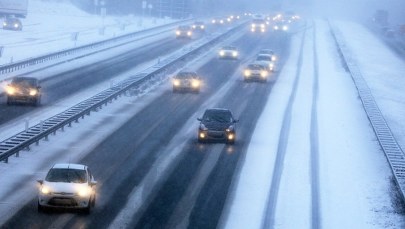 Śnieg sparaliżował Anglię. Podróżni utknęli