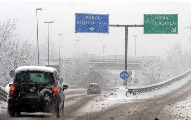 Śnieg sparaliżował Włochy /PAP/EPA