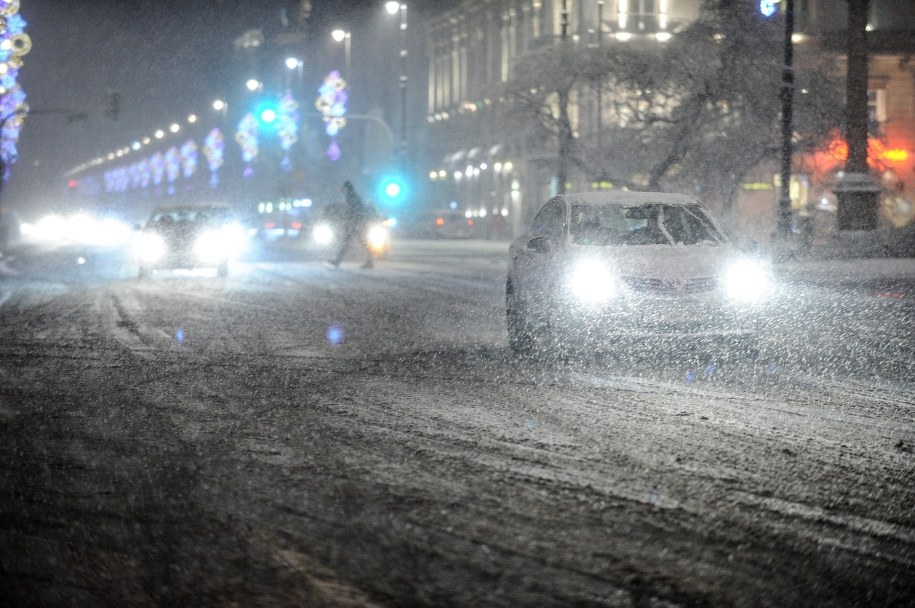 Uwaga na oblodzone drogi! Jazdę utrudnia też śnieg i śnieg z deszczem