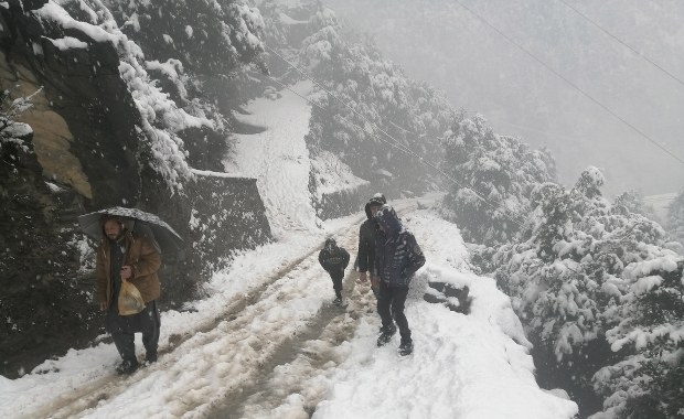 Śnieg uwięził turystów w samochodach. Zginęły 22 osoby