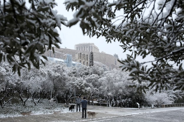 Śnieg w Atenach /KOSTAS TSIRONIS /PAP