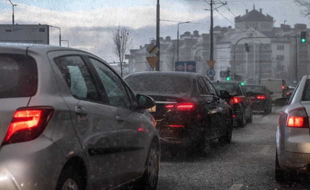Śnieg, wiatr i deszcz. Trudne warunki na drogach [WASZE ZDJĘCIA]