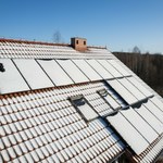 Śnieg zasypał fotowoltaikę na dachu. Czy odśnieżać panele? 