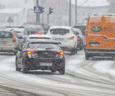 Śnieg zasypał pasy - można dostać mandat za przejechanie ciągłej linii?