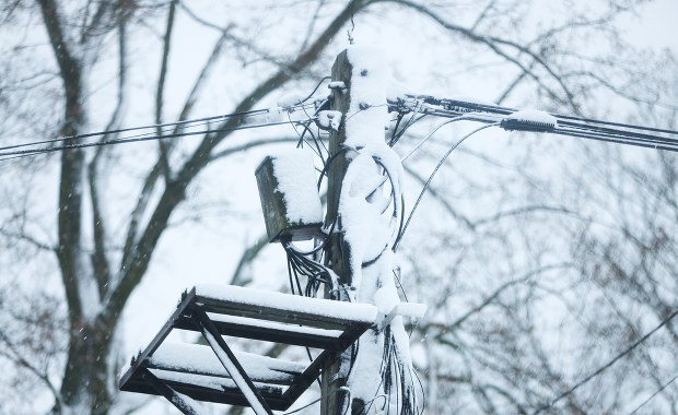 Śnieg zerwał linie energetyczne. Tylko rano 108 tys. odbiorców bez prądu