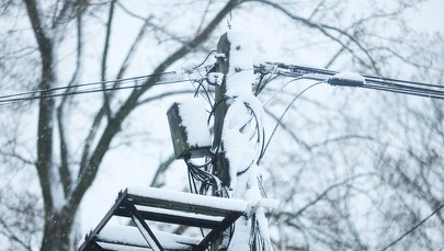 Śnieg zerwał linie energetyczne. Tylko rano 108 tys. odbiorców bez prądu